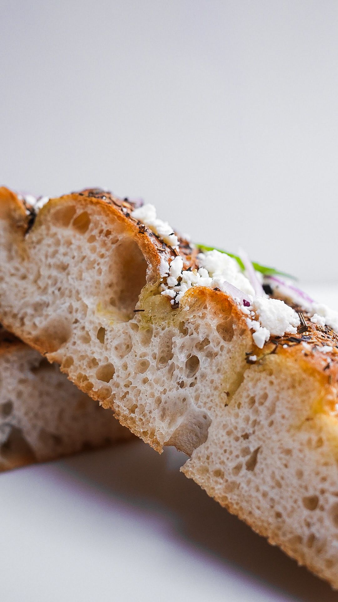 Un gros plan d'un morceau de pain sur une assiette blanche.