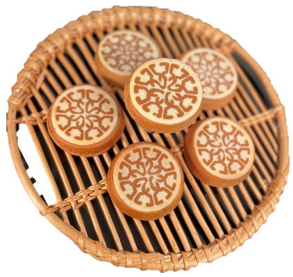 Un plateau de biscuits avec un motif dessus