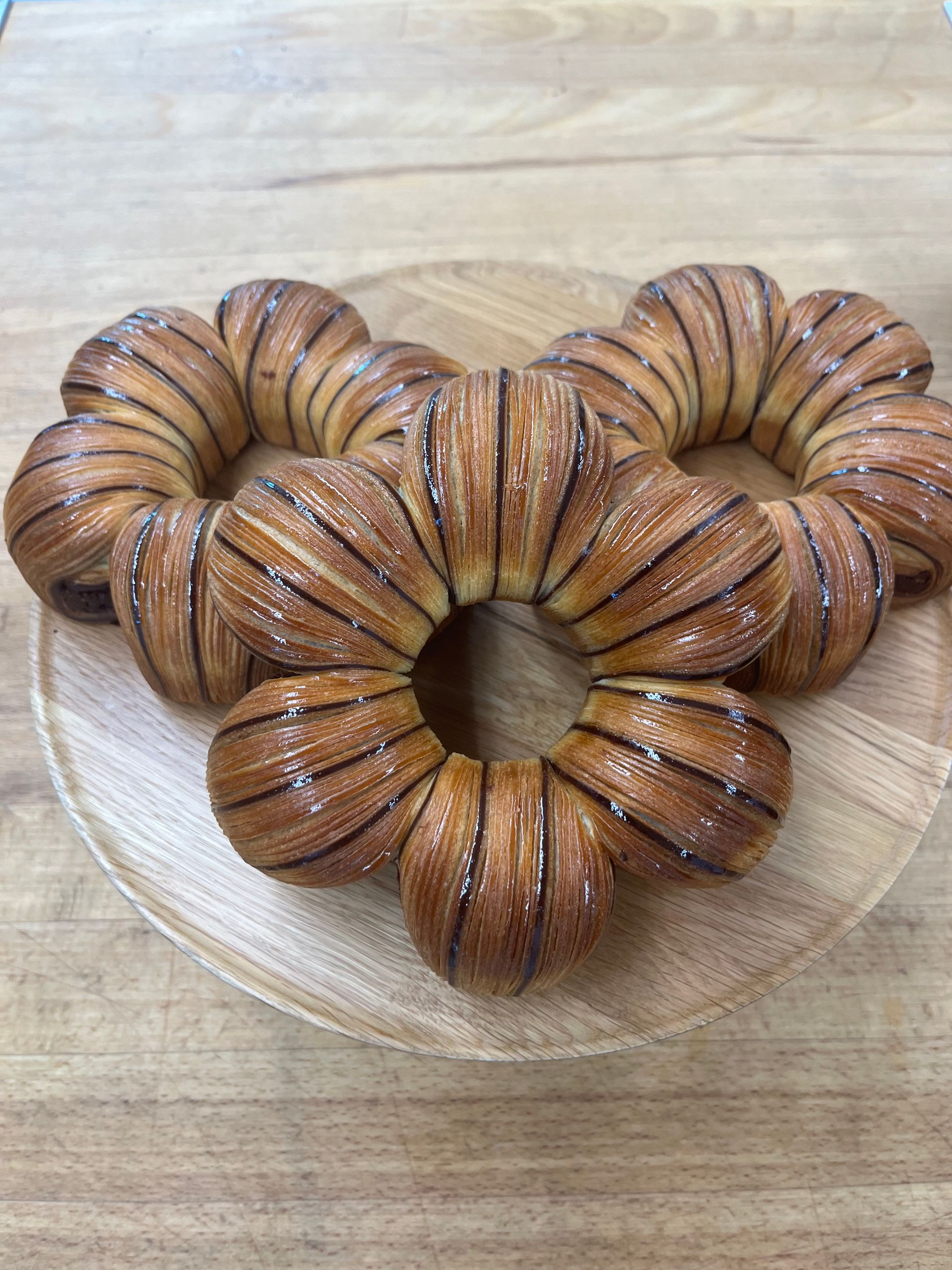 Un tas de beignets sont posés sur une table en bois.