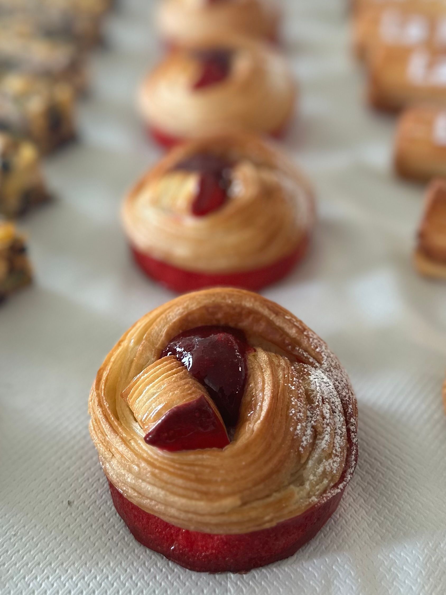 Un gros plan d'une pâtisserie avec une cerise dessus