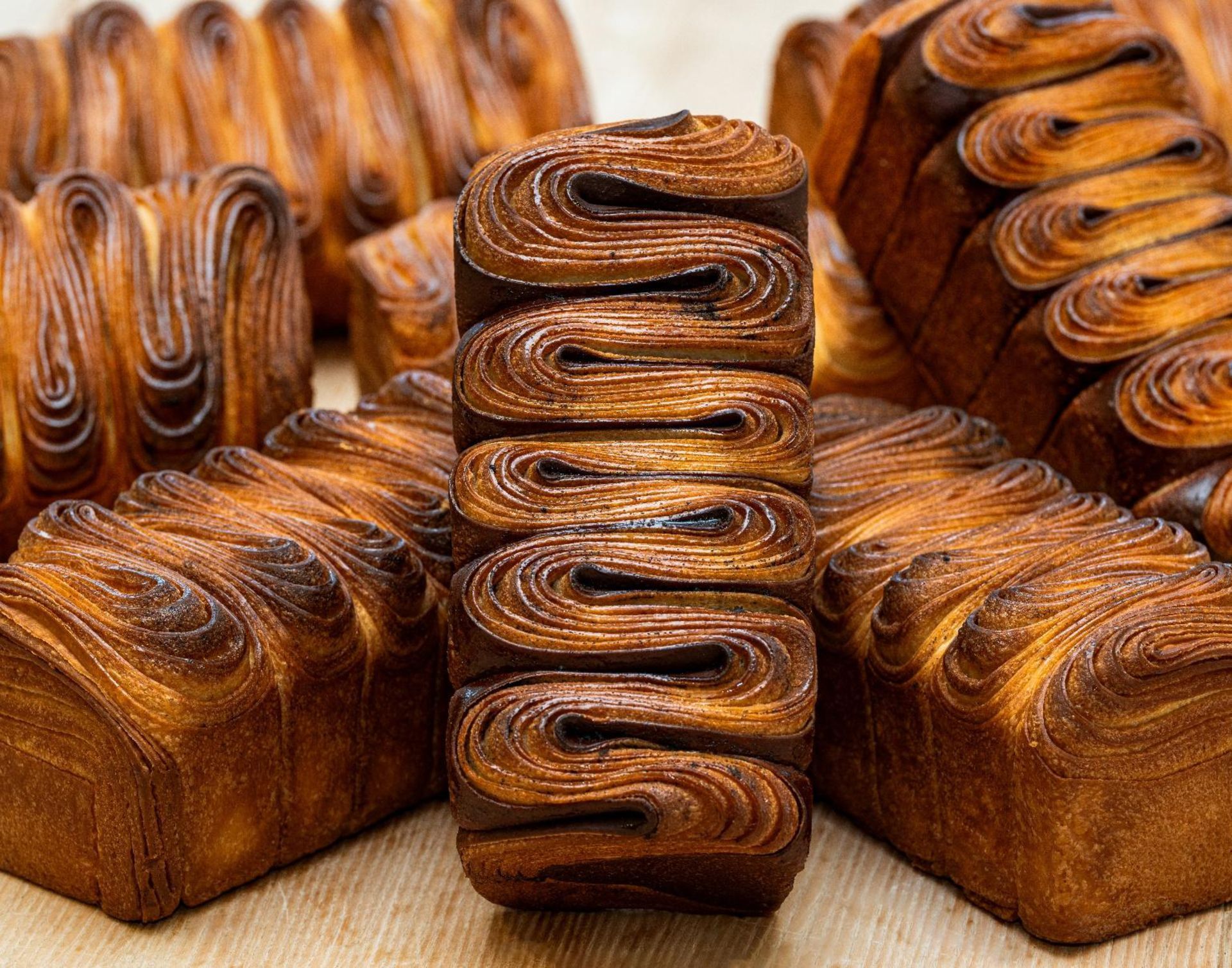 Un tas de pain posé les uns sur les autres sur une table.