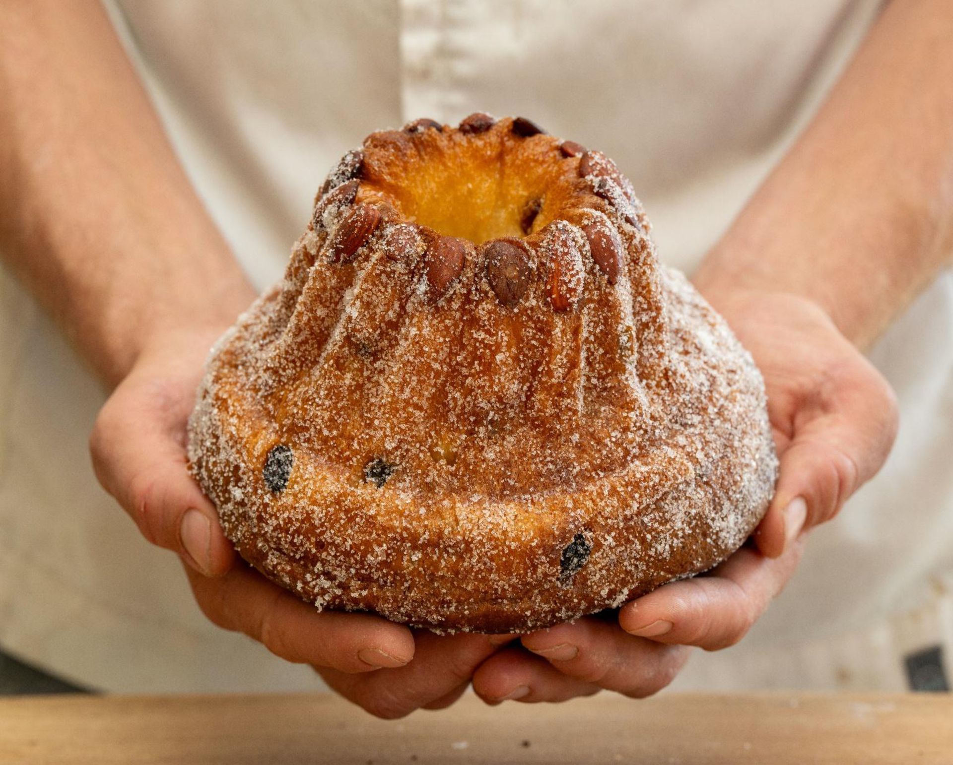 Une personne tient une miche de pain dans ses mains