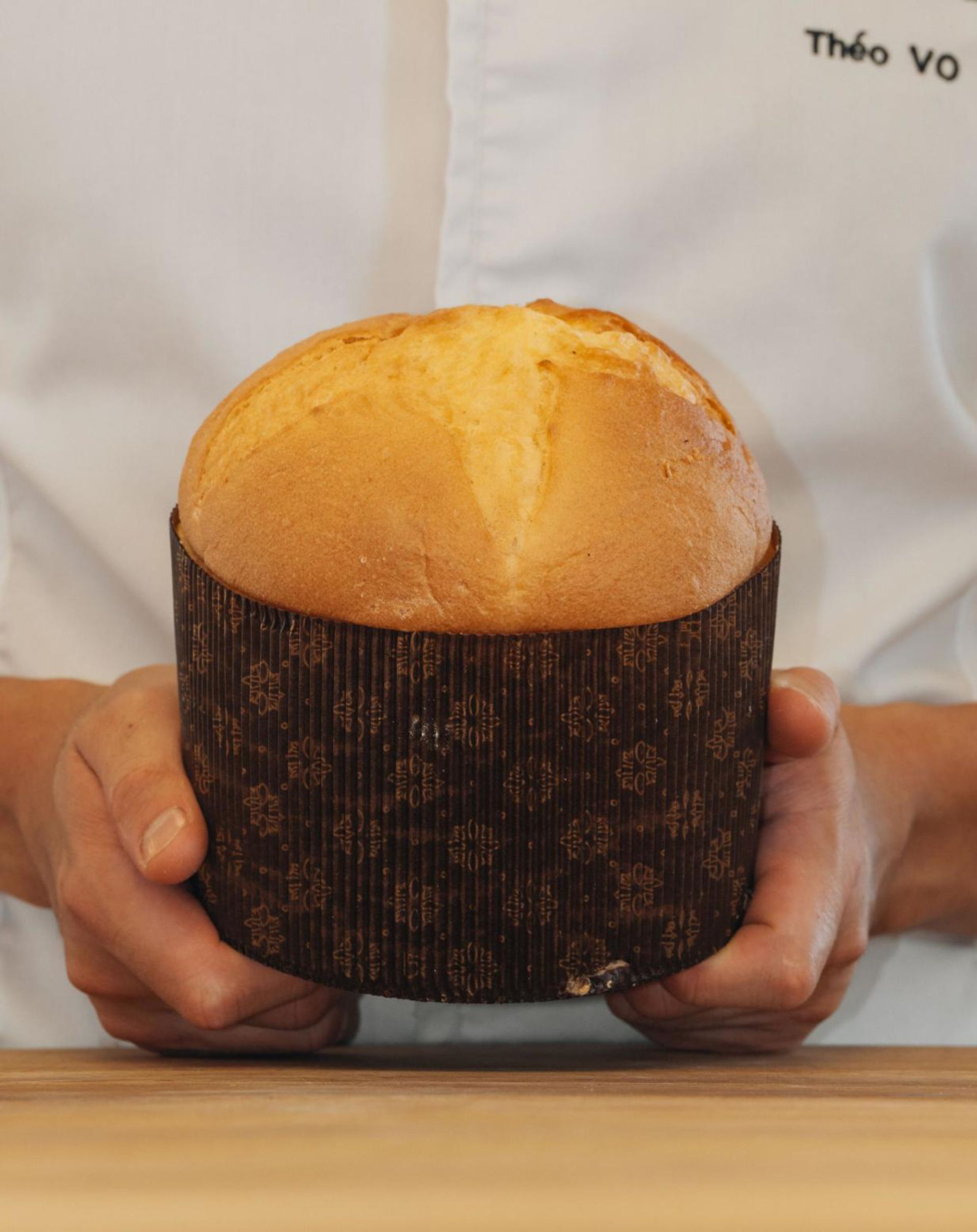 Une personne tient une miche de pain dans ses mains