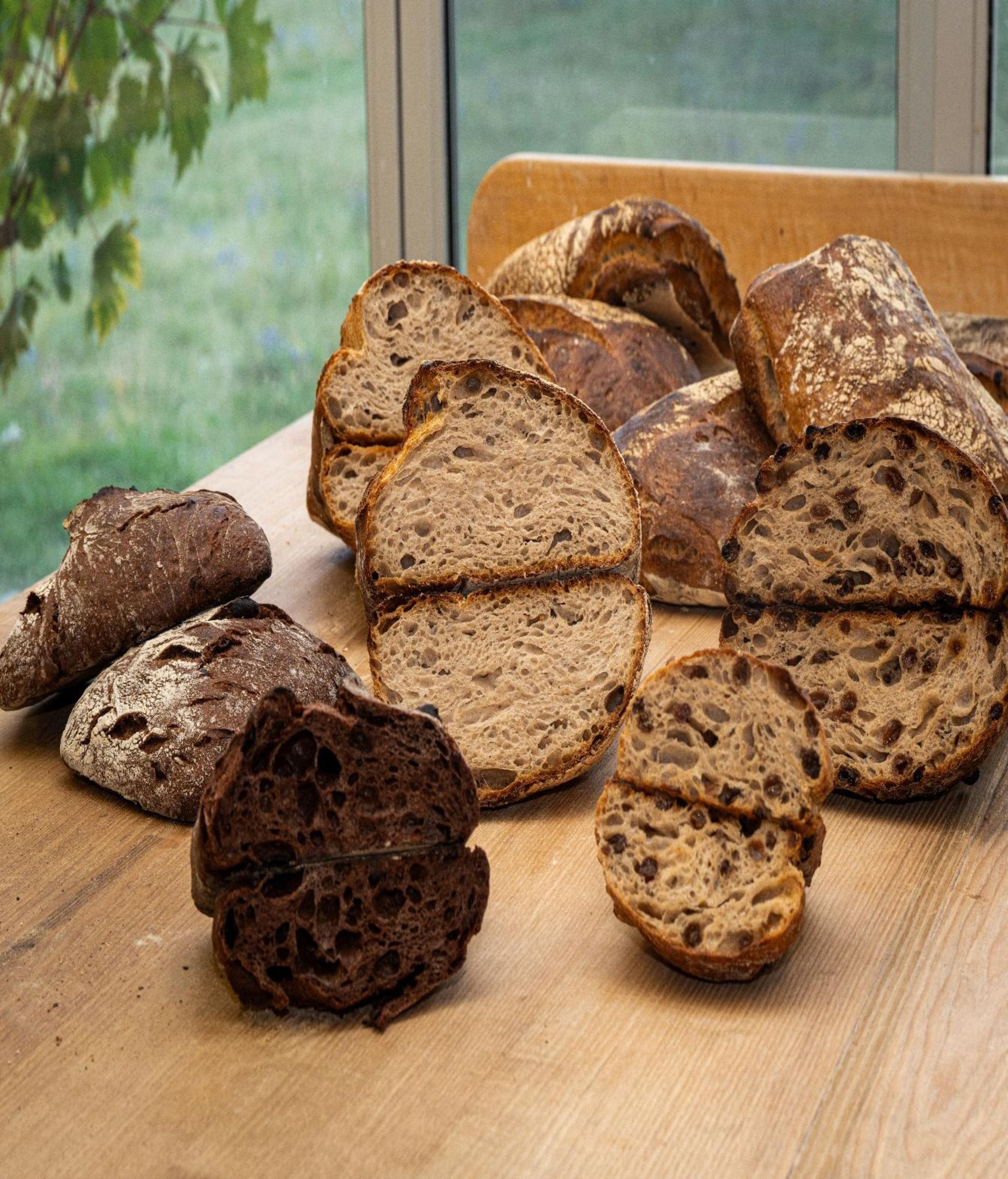 Un tas de pain est posé sur une table en bois