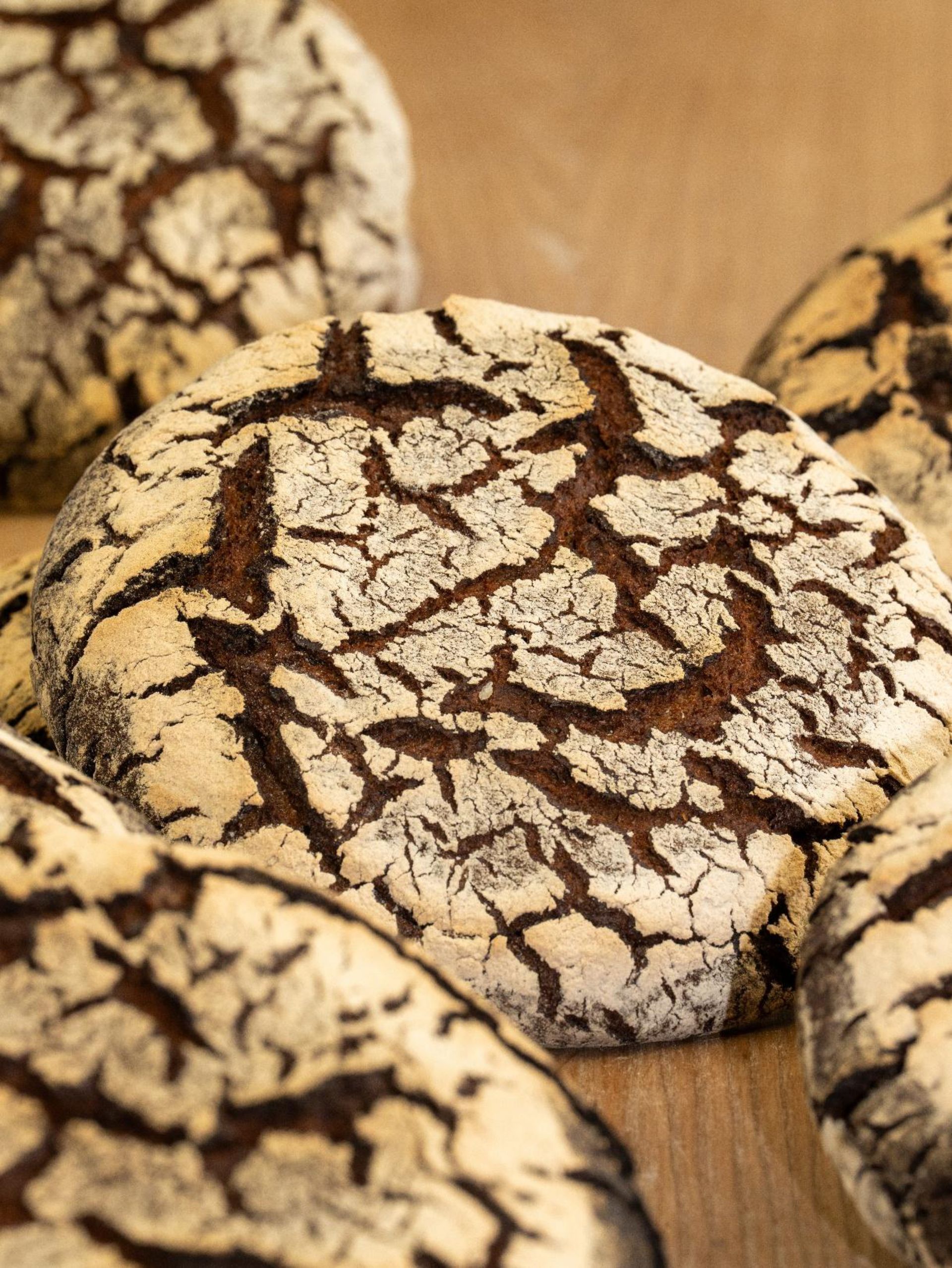 Un gros plan de pain craquelé sur une table