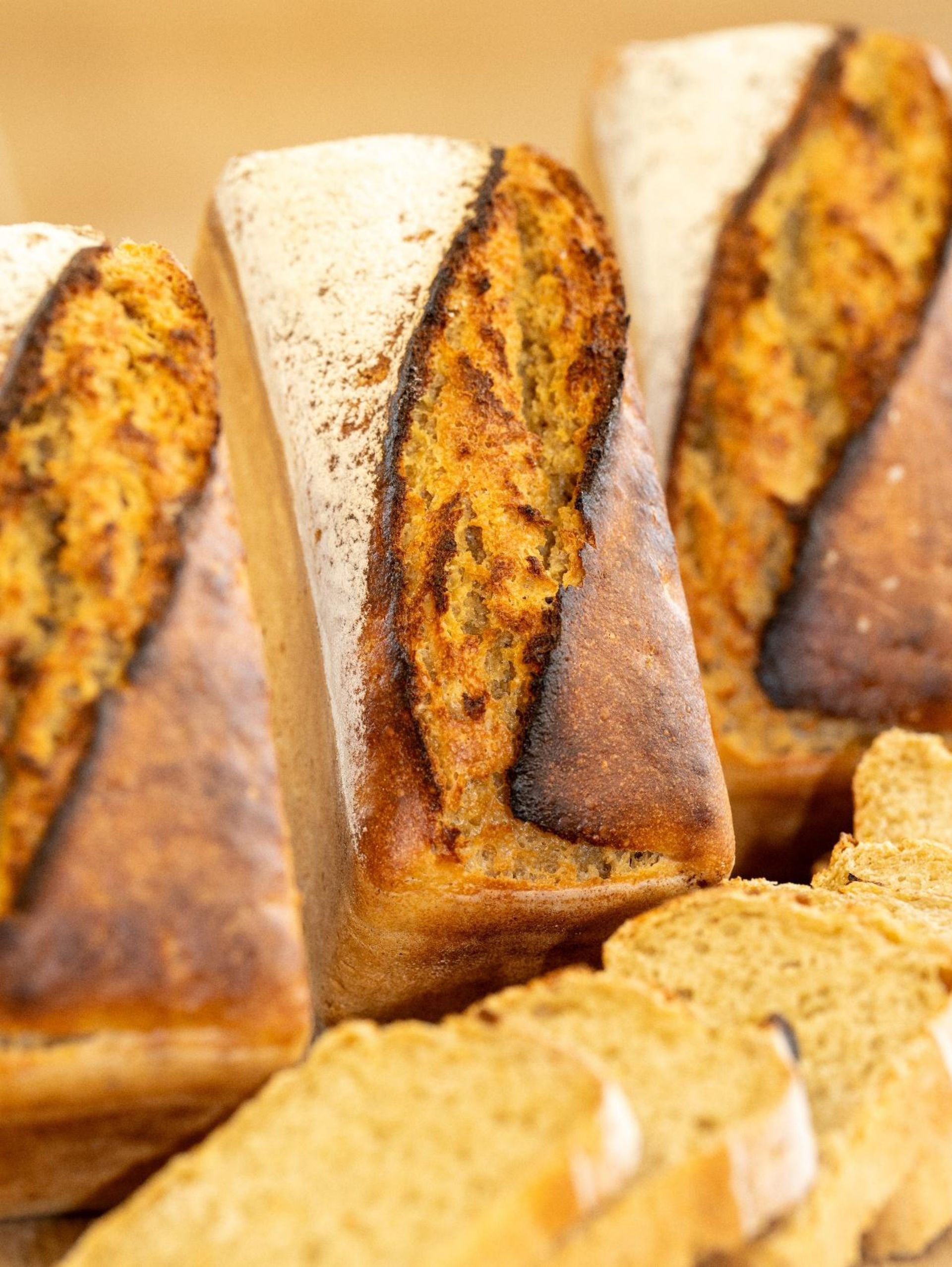 Un tas de pains sont posés les uns sur les autres sur une table.