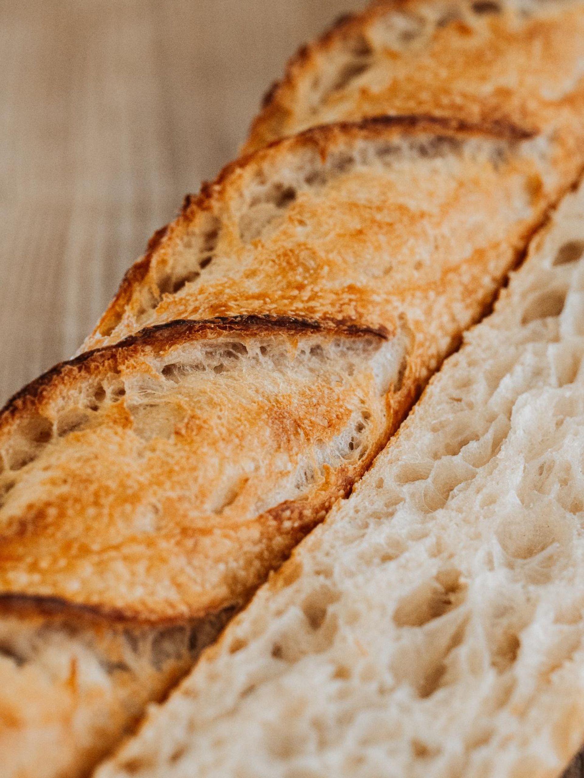 Un gros plan d'une miche de pain sur une table.