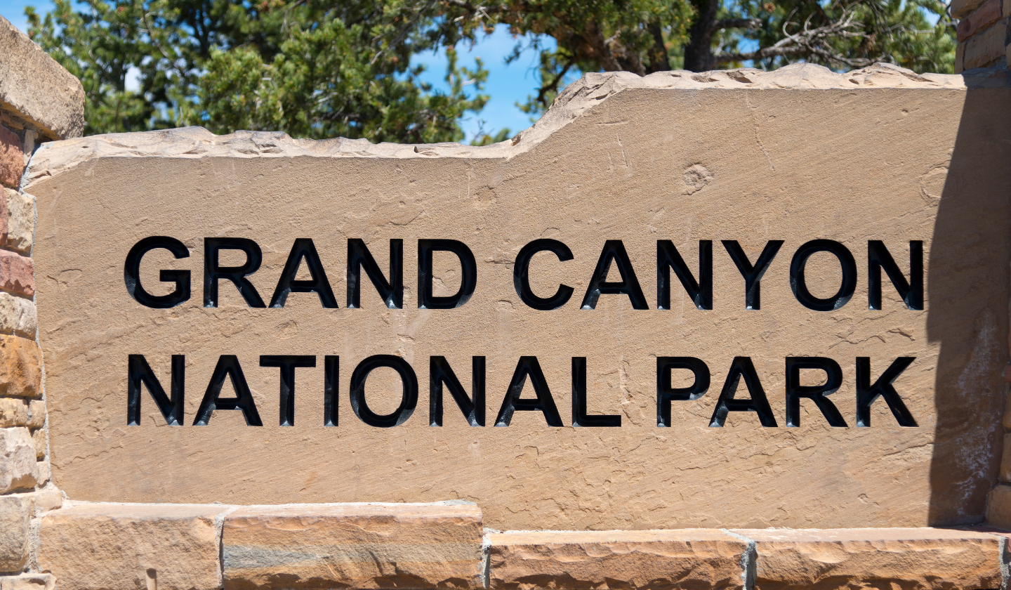 Make sure to pack plenty of water when hiking! The sign at Grand Canyon National Park.