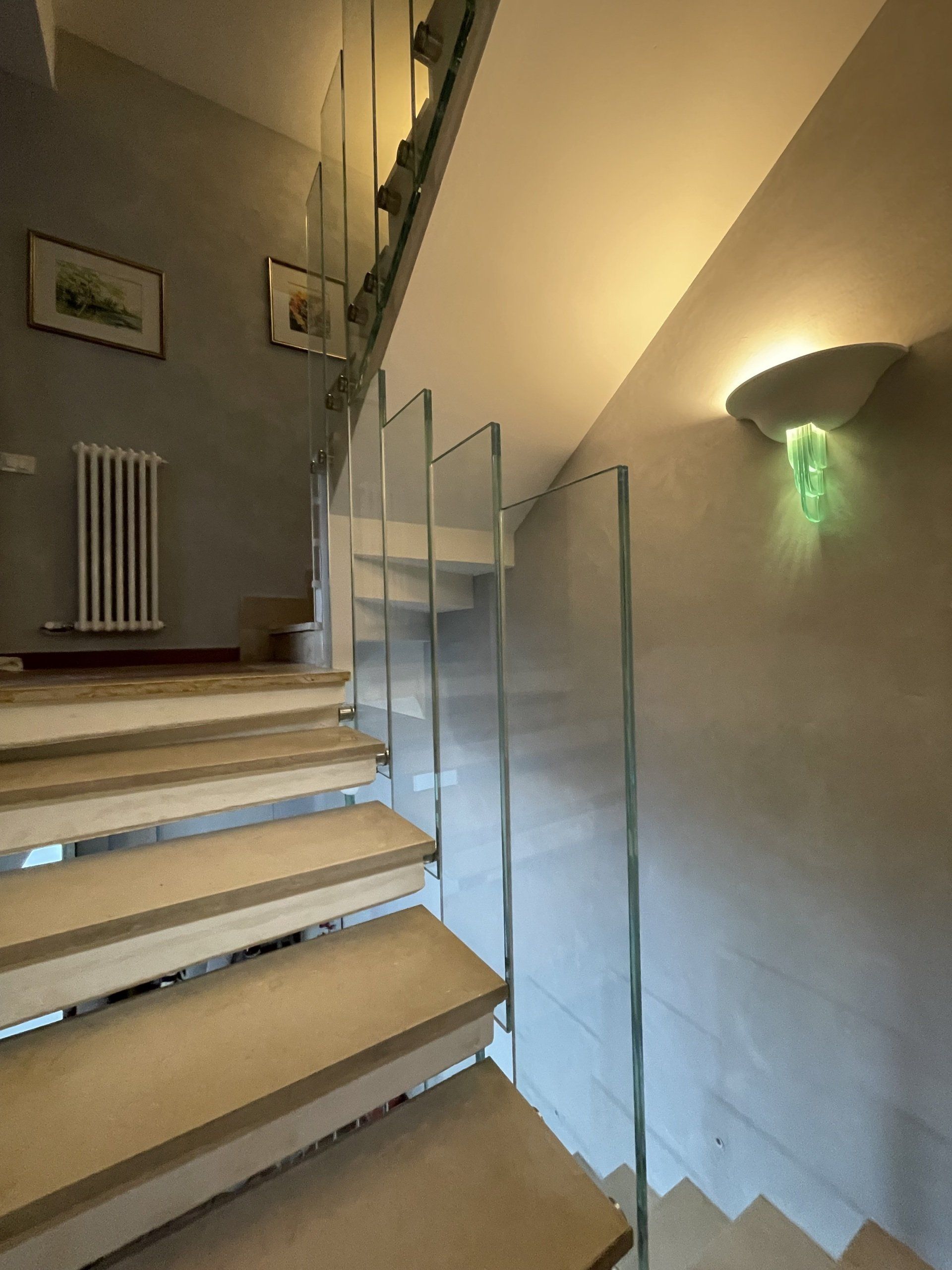 scale in vetro a Roma in appartamento moderno