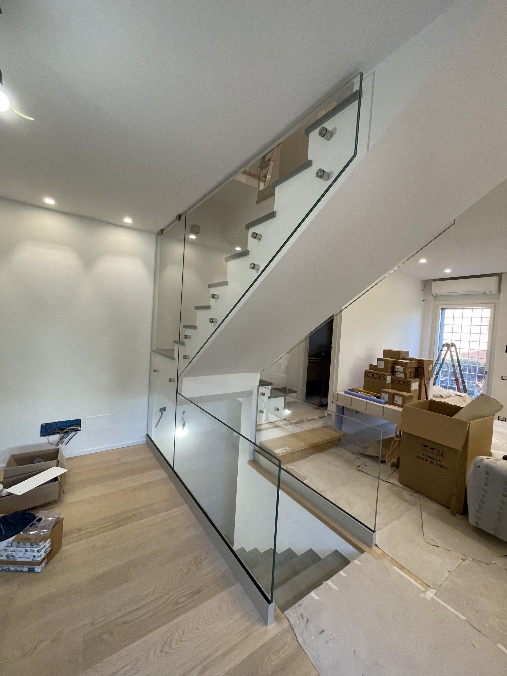 scale in vetro a Roma moderne