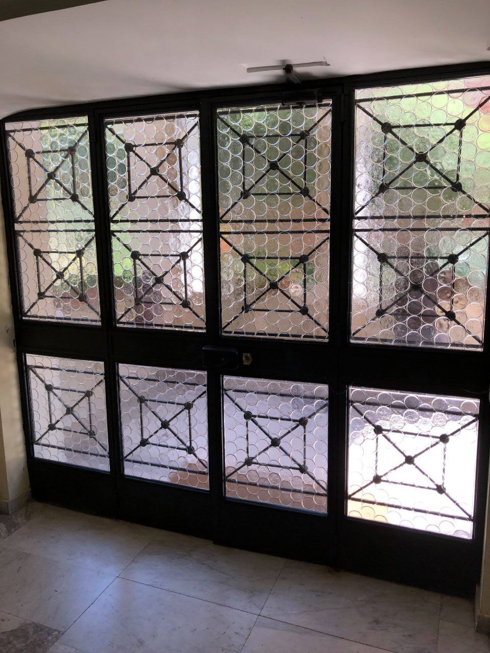 portone in vetro personalizzato per ufficio