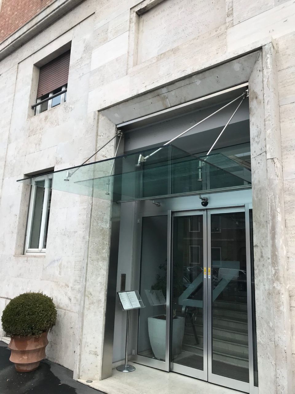 portone in vetro elegante per ufficio