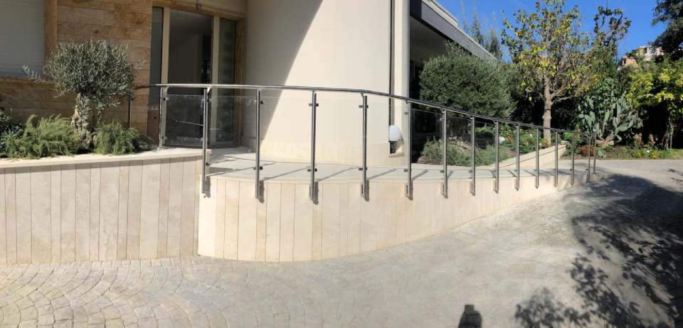 parapetto in vetro su misura per esterni
