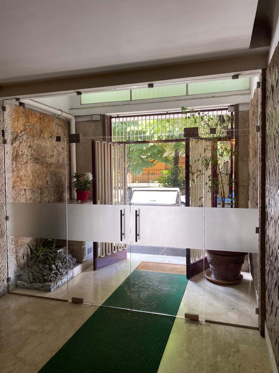 portone in vetro per uffici e negozi