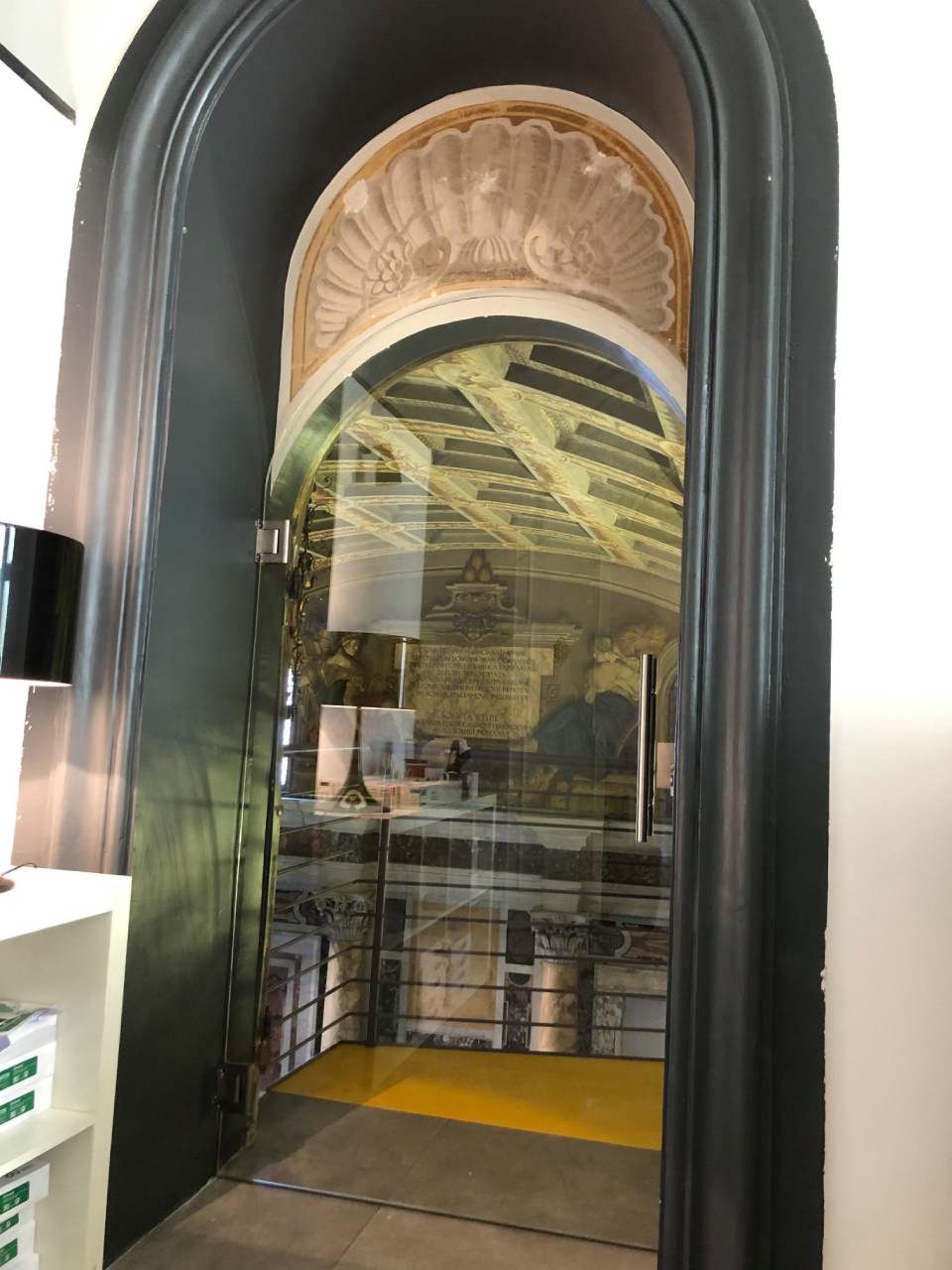 portone in vetro su misura per negozio