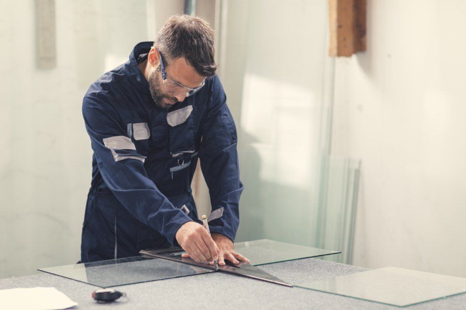 esecuzione di lavori su vetro