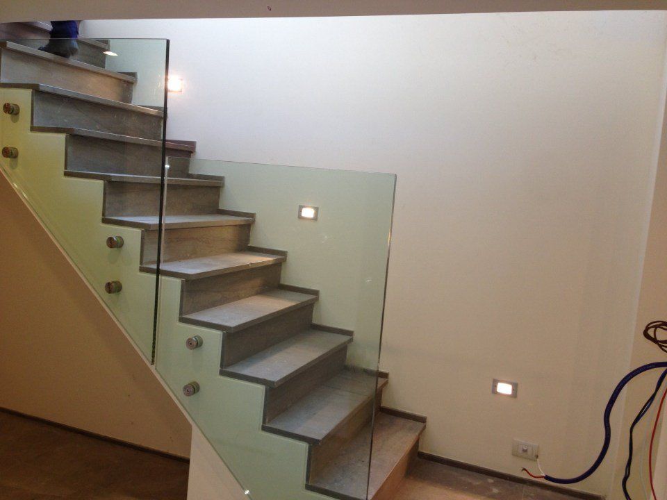 scale in vetro a Roma con faretti laterali