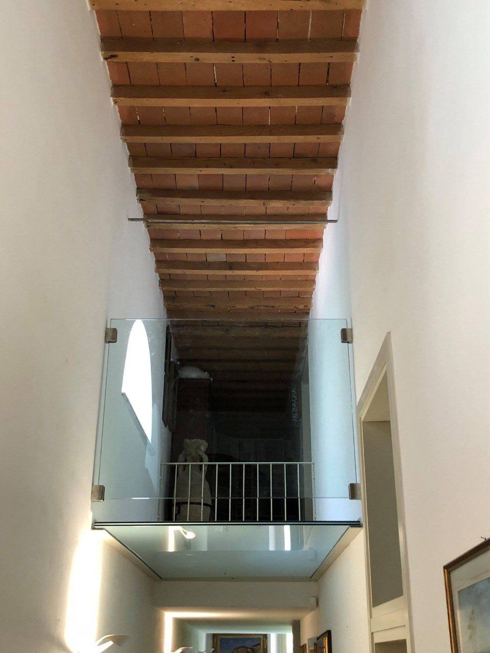 scale in vetro a Roma e parapetto con soffitto in legno