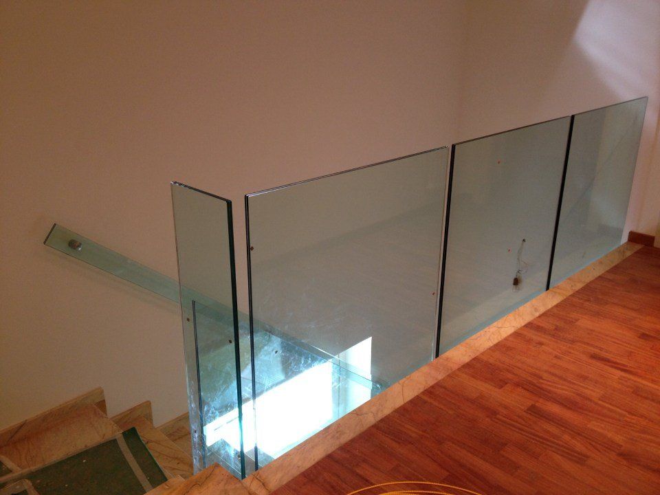 scale in vetro a Roma e parapetto in una casa