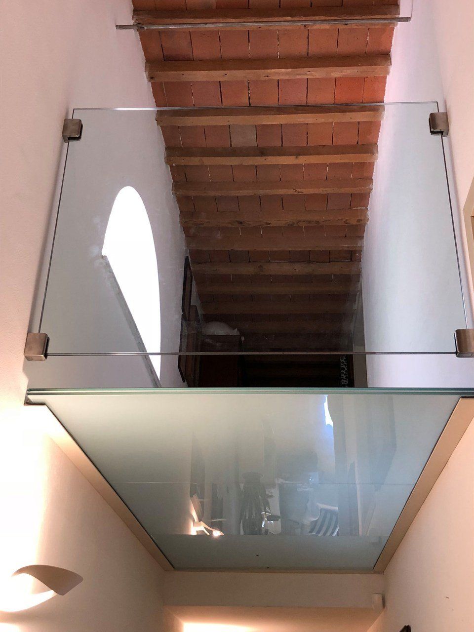 scale in vetro Roma e parapetto con soffitto in legno