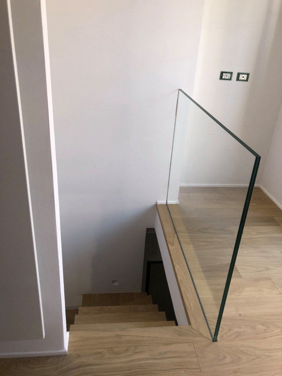 scale in vetro a Roma e parapetto quadrato