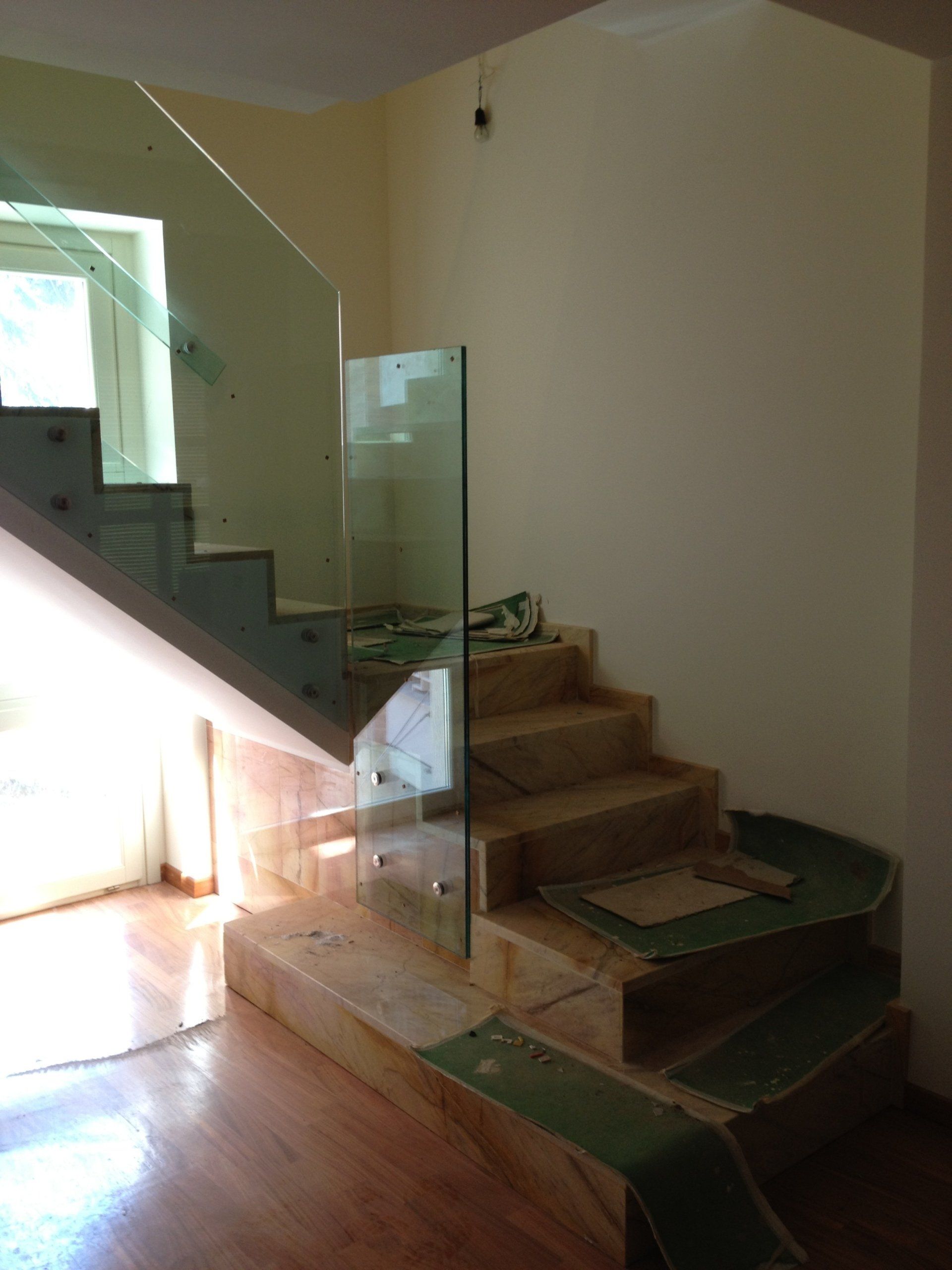 scale in vetro a Roma in fase di montaggio