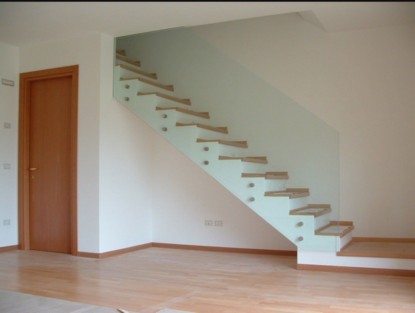 scale in vetro a Roma con struttura bianca