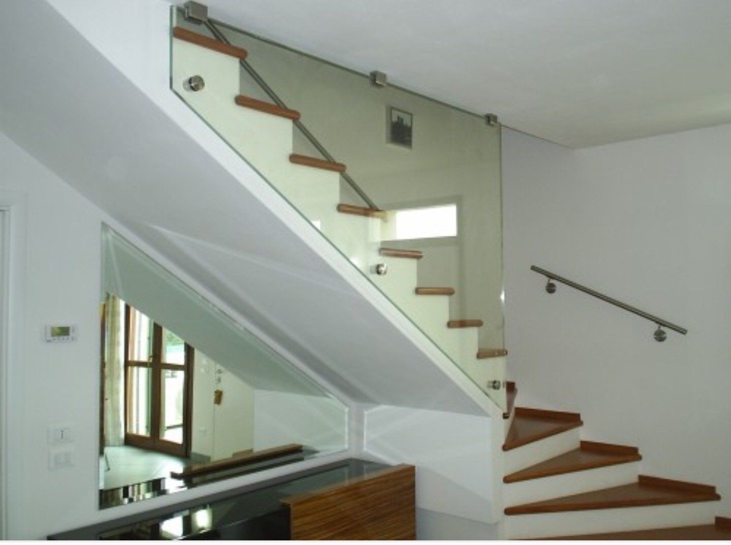 scale in vetro a Roma bianche e in legno