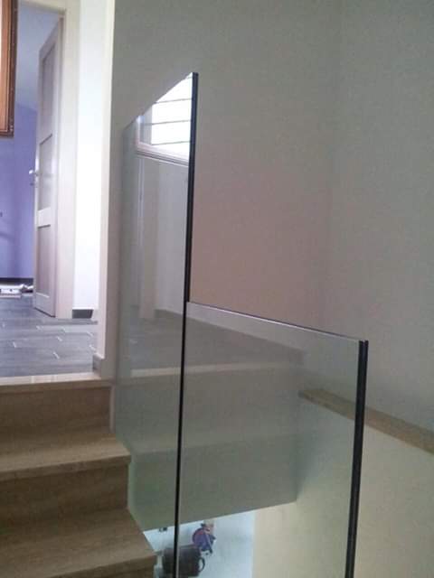 scale in vetro a Roma con parapetto trasparente