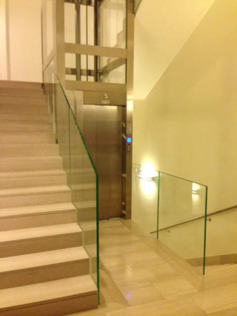 scale in vetro a Roma in un condominio