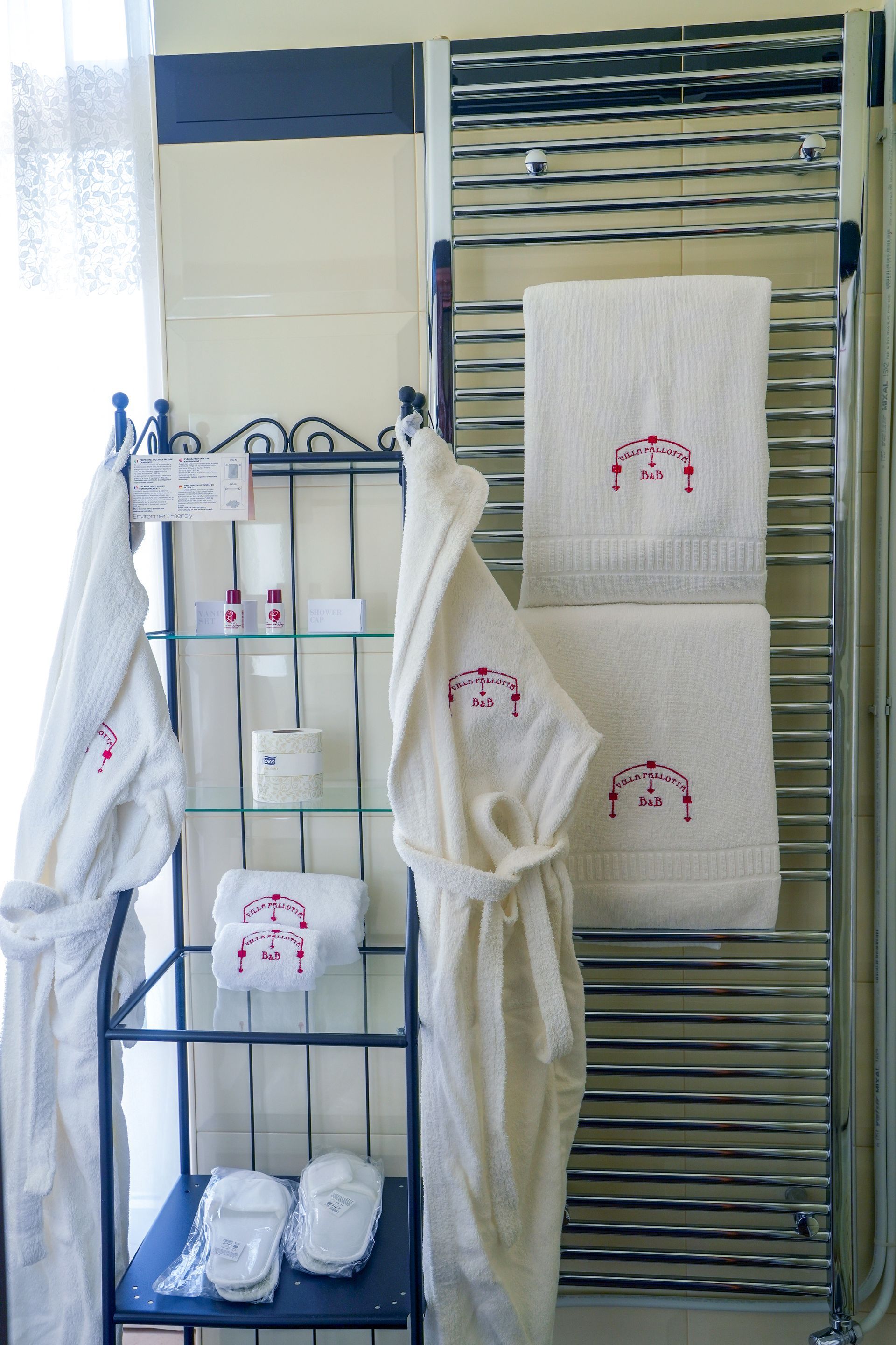 En-suite bathroom in vVilla Pallotta