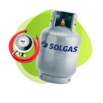 Tanque de propano Solgas color plata con regulador y manguera roja, sobre fondo verde.