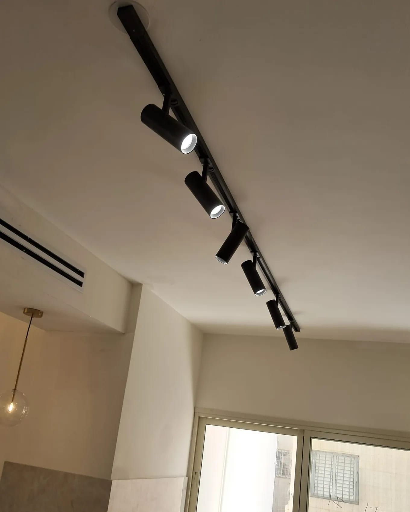 התקנת גוף תאורה