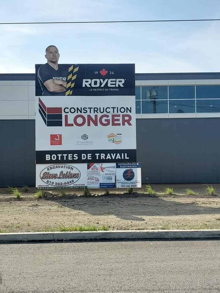 Panneau publicitaire pour les bottes de travail Royer représentant un homme, au-dessus du texte « Construction plus longue » et d'autres logos d'entreprises.