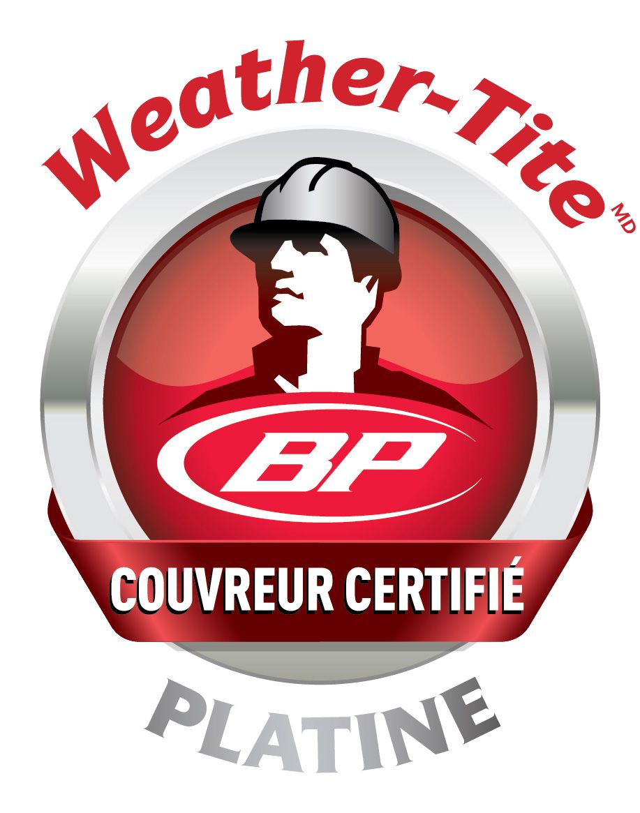 Logo de toiture certifiée Weather-Tite. Rouge, blanc et argent. Une personne portant un casque de chantier. Logo « BP » et inscription « PLATINE ».