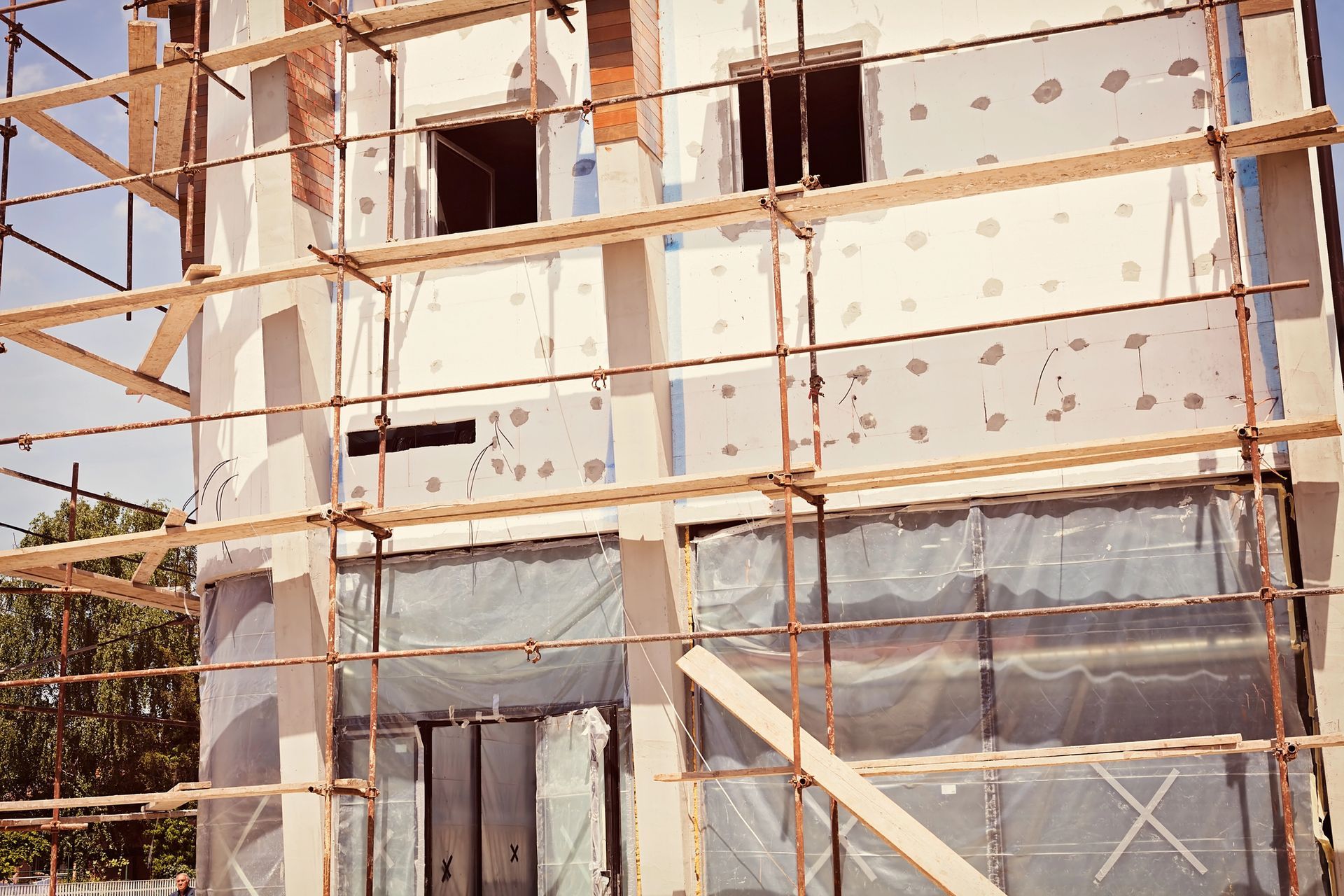 Edificio in costruzione con impalcature; vista esterna.