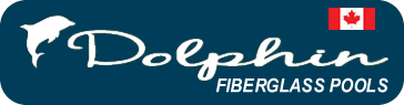 Le logo des piscines en fibre de verre Dolphin comporte un dauphin et un drapeau canadien.