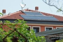 installazione pannelli solari per edificio residenziale