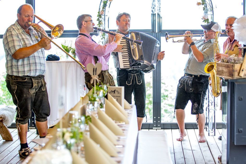 Eine Gruppe Männer spielt in einem Raum Instrumente.