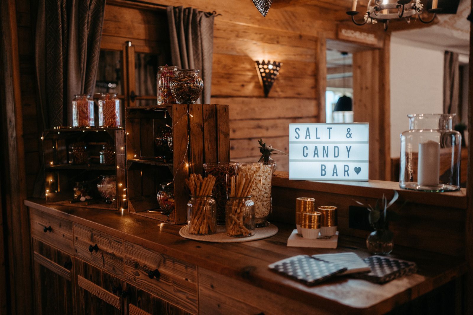Eine Holzbar mit einem Schild mit der Aufschrift „Salt & Candy Bar“.