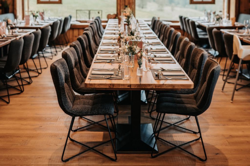 Ein langer Tisch mit vielen Stühlen in einem Restaurant.