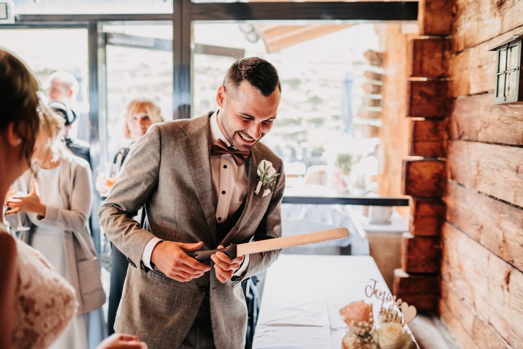 Ein Mann in Anzug und Fliege steht neben einer Frau in einem Hochzeitskleid.