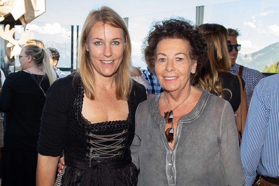 Zwei Frauen posieren zusammen für ein Foto und lächeln in die Kamera.