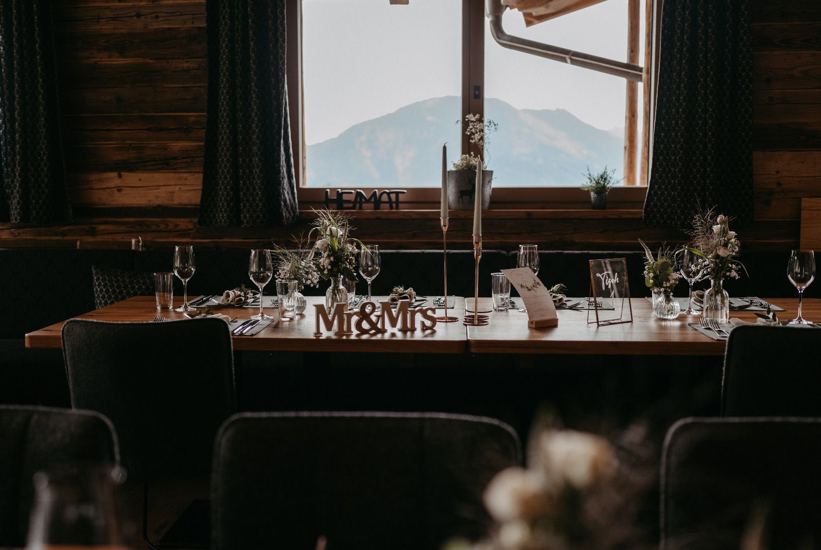 Ein langer Tisch mit einem Schild mit der Aufschrift „Herr und Frau“ darauf.
