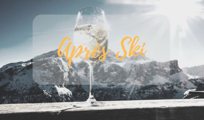 Ein Glas Wein steht auf einem Tisch vor einem Berg.