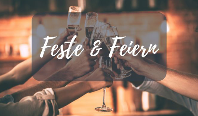 Eine Gruppe von Leuten stößt mit Champagnergläsern an.