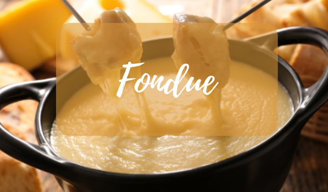 Ein Topf Fondue mit darin eingetauchten Bananenscheiben.
