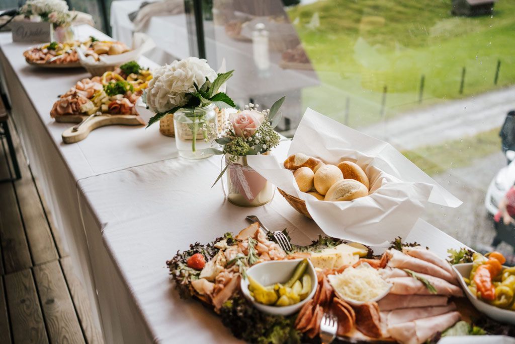 Ein Buffet-Tisch mit verschiedenen Speisen.