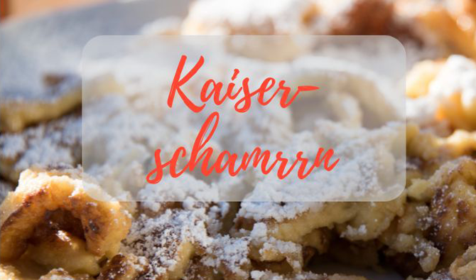 Eine Nahaufnahme eines Tellers mit Essen, auf dem sich Puderzucker befindet.