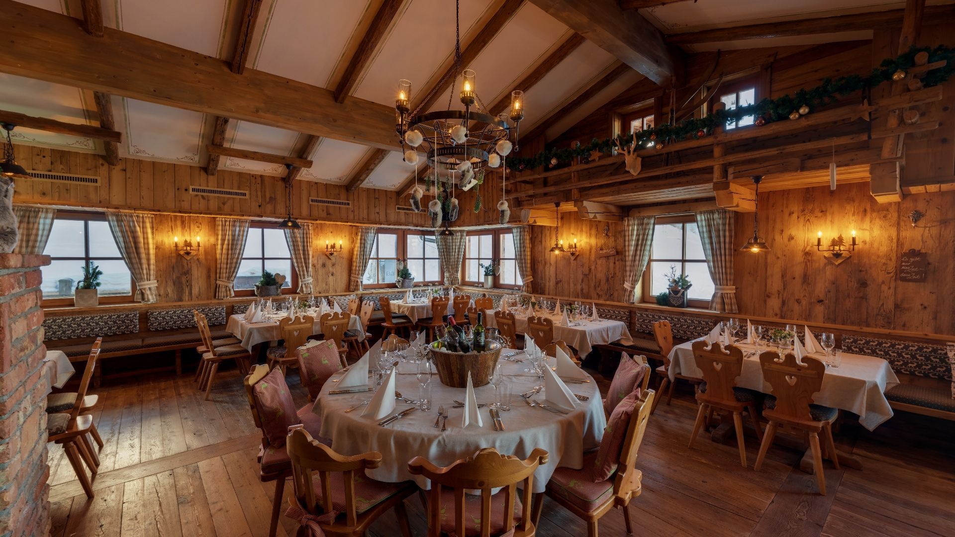 Ein großes Esszimmer mit Tischen und Stühlen und einem Kronleuchter.